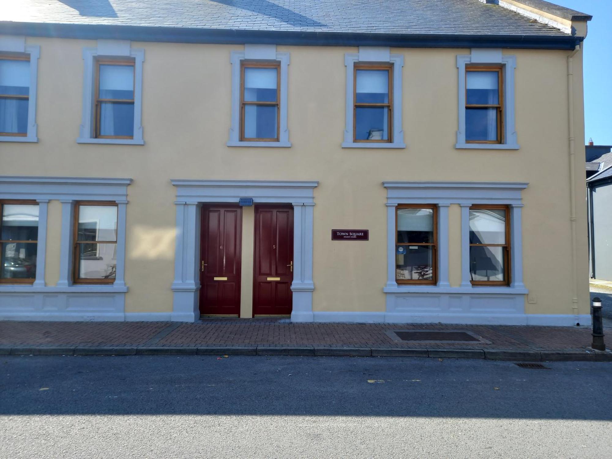 Town Square Holiday Homes Lisdoonvarna Exterior photo